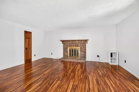 Living - 367 Lawnwood Dr, Circleville, OH 43113 photo 2 of 5