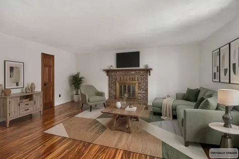 Living - 367 Lawnwood Dr, Circleville, OH 43113 photo 3 of 5