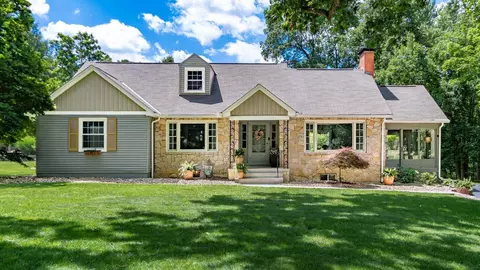 1272 Country Club Dr, Zanesville, OH 43701