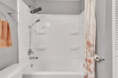 Bath - 84 Maureen Dr, Heath, OH 43056 photo 2 of 5