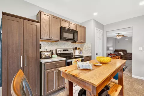 Kitchen - 4932 Crestbrook Dr, Lockbourne, OH 43137 photo 3 of 5