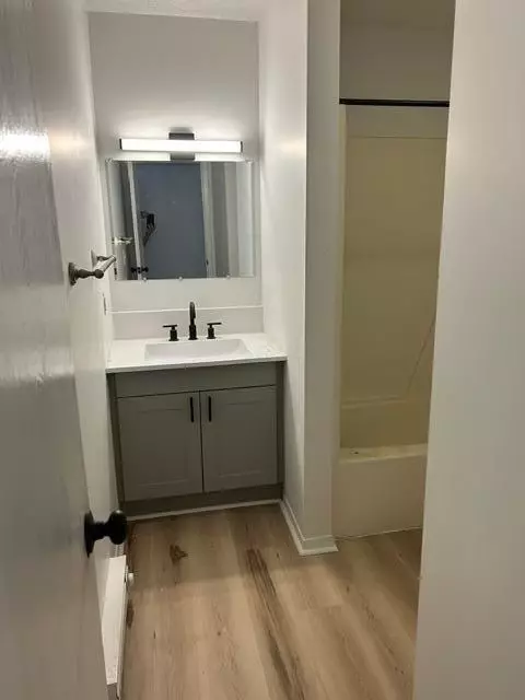 Bath - 270 Everett Ave, Newark, OH 43055 photo 1 of 1