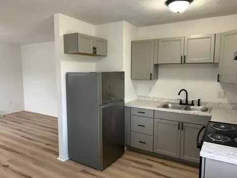 Kitchen - 270 Everett Ave, Newark, OH 43055 photo 2 of 2