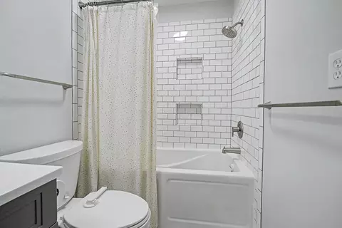 Bath - 2850 Locust Dr, Springfield, OH 45504 photo 2 of 4