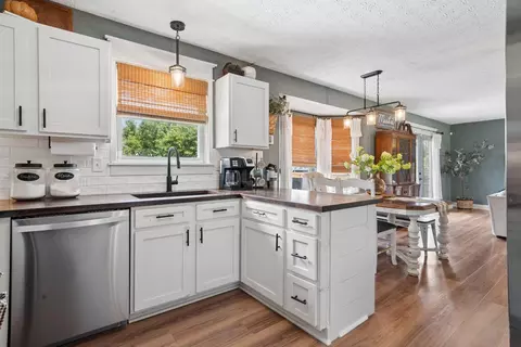 Kitchen - 882 Bledsoe Dr, Galloway, OH 43119 photo 4 of 6