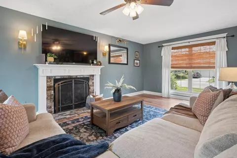 Living - 882 Bledsoe Dr, Galloway, OH 43119 photo 6 of 6