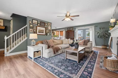 Living - 882 Bledsoe Dr, Galloway, OH 43119 photo 3 of 6