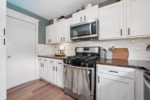 Kitchen - 882 Bledsoe Dr, Galloway, OH 43119 photo 6 of 6