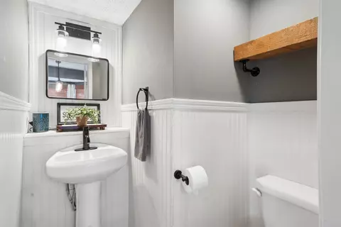 Bath - 882 Bledsoe Dr, Galloway, OH 43119 photo 1 of 3