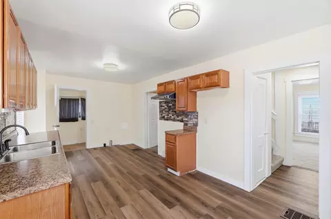 Entry Way - 2015 Clifton Ave, Springfield, OH 45505 photo 6 of 14