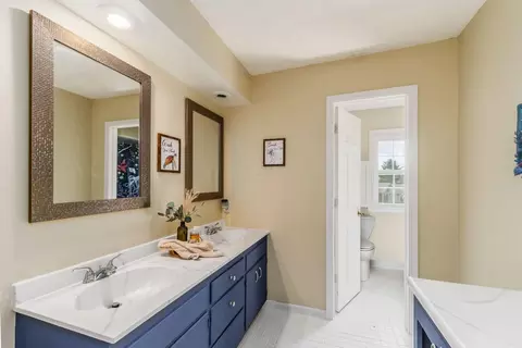 Bath - 562 Mapleview Ln, Circleville, OH 43113 photo 2 of 3