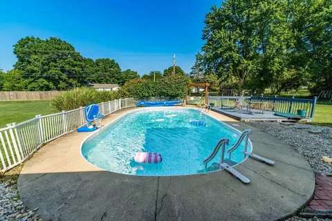 Exterior - 562 Mapleview Ln, Circleville, OH 43113 photo 7 of 8