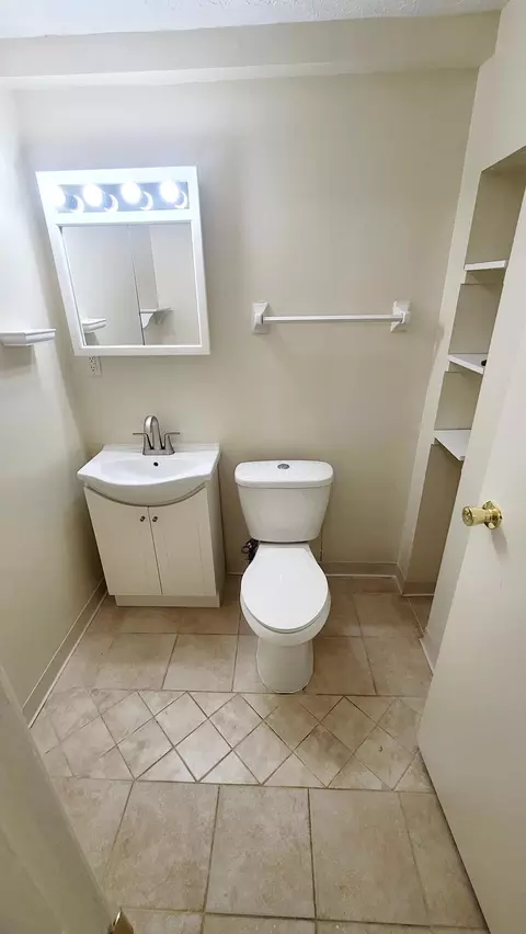 Bath - 1392 E Mithoff St, Columbus, OH 43206 photo 3 of 3