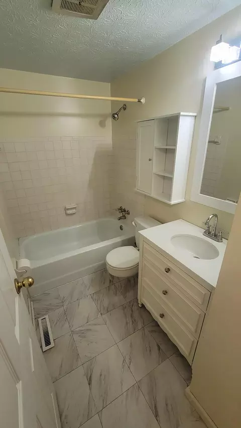 Bath - 1392 E Mithoff St, Columbus, OH 43206 photo 1 of 3