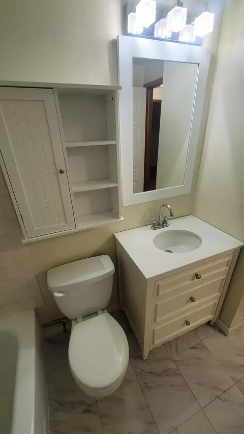 Bath - 1392 E Mithoff St, Columbus, OH 43206 photo 2 of 3