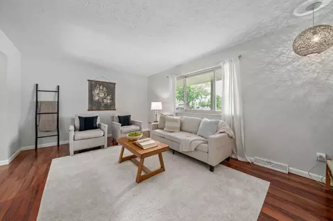Living - 2805 Shellwick Ct, Columbus, OH 43235 photo 2 of 9
