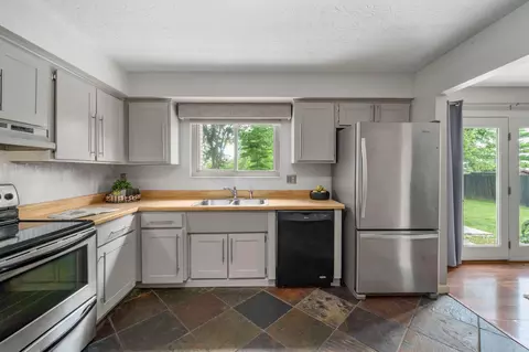 Kitchen - 2805 Shellwick Ct, Columbus, OH 43235 photo 3 of 4