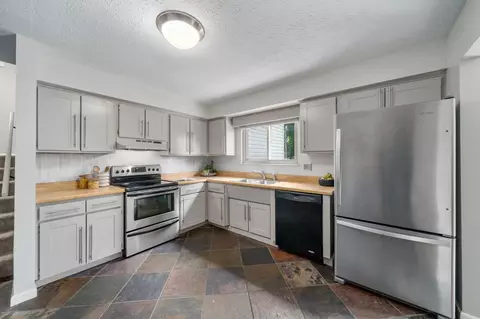Kitchen - 2805 Shellwick Ct, Columbus, OH 43235 photo 2 of 4