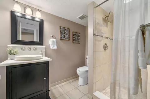 Bath - 2805 Shellwick Ct, Columbus, OH 43235 photo 5 of 7