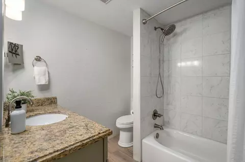 Bath - 2805 Shellwick Ct, Columbus, OH 43235 photo 1 of 7