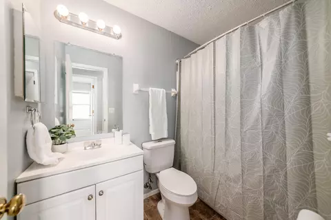 Bath - 926 Robmeyer Dr, Columbus, OH 43207 photo 1 of 2