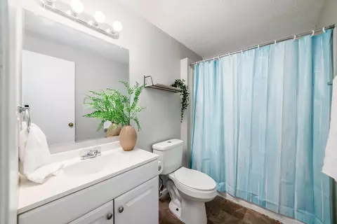 Bath - 926 Robmeyer Dr, Columbus, OH 43207 photo 2 of 2