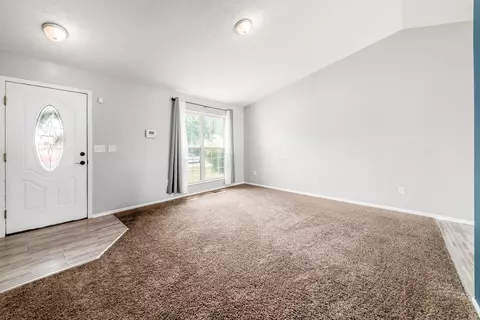 Living - 926 Robmeyer Dr, Columbus, OH 43207 photo 4 of 10