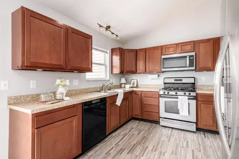 Kitchen - 926 Robmeyer Dr, Columbus, OH 43207 photo 2 of 4