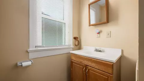 Bath - 567 Maple Ave, Newark, OH 43055 photo 3 of 3