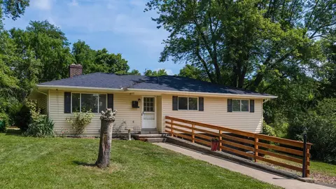 18 Pine Village Dr, Granville, OH 43023