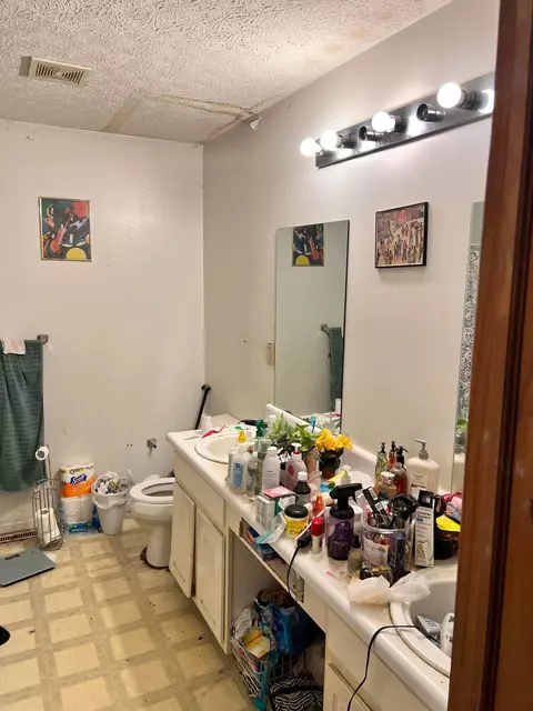 Bath - 584 Koebel Ave, Columbus, OH 43207 photo 1 of 3