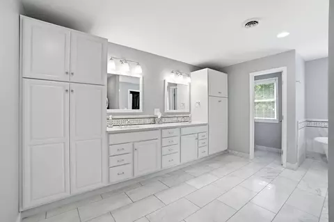 Bath - 505 S Broadmoor Blvd, Springfield, OH 45504 photo 2 of 7