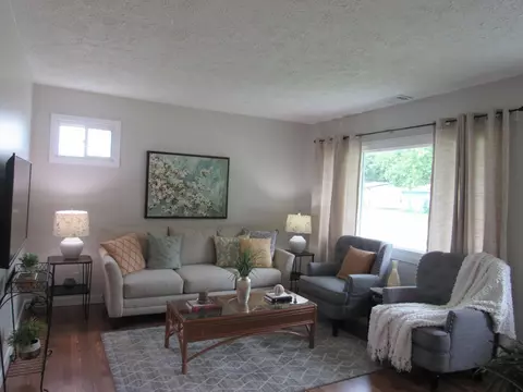 Living - 471 Stella Ave, Circleville, OH 43113 photo 1 of 1
