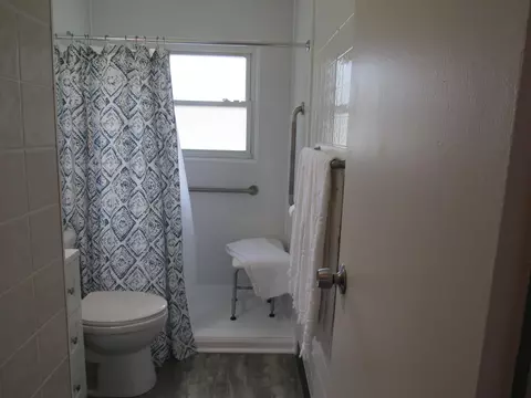 Bath - 471 Stella Ave, Circleville, OH 43113 photo 2 of 2