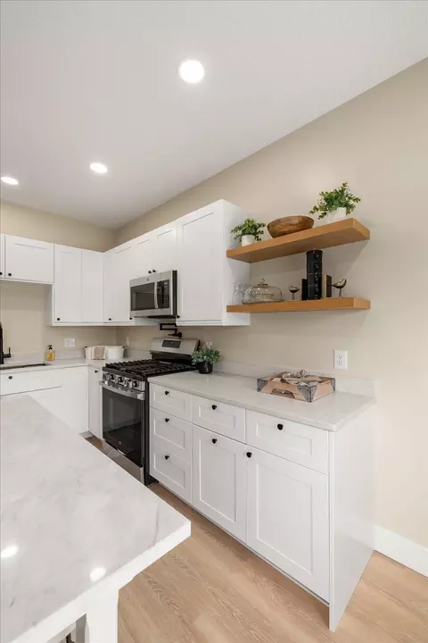 Kitchen - 1327 S Trimble Rd, Mansfield, OH 44907 photo 5 of 8
