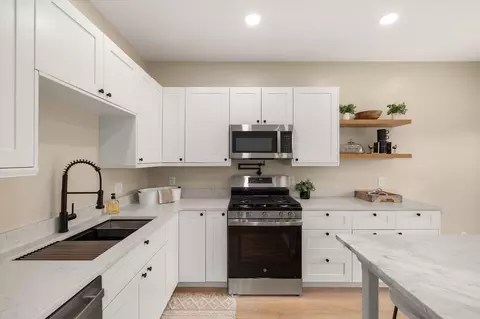 Kitchen - 1327 S Trimble Rd, Mansfield, OH 44907 photo 6 of 8