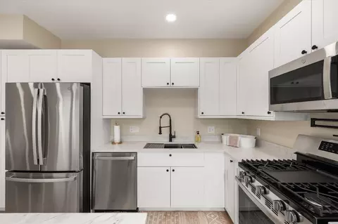 Kitchen - 1327 S Trimble Rd, Mansfield, OH 44907 photo 3 of 8