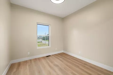 Bedroom - 1327 S Trimble Rd, Mansfield, OH 44907 photo 4 of 5