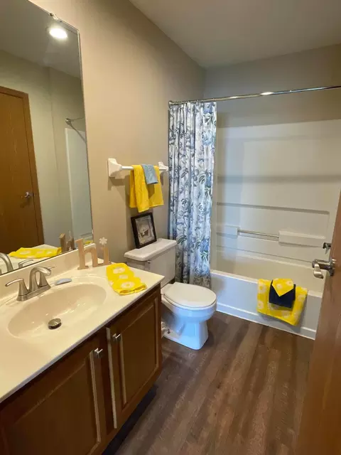 Bath - 1235 Dunhurst St, Circleville, OH 43113 photo 3 of 6