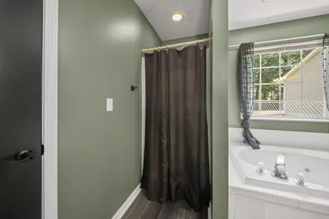 Bath - 5510 Taywell Ct, Springfield, OH 45503 photo 3 of 4