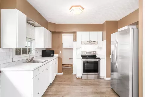 Kitchen - 4595 Annhurst Rd, Columbus, OH 43228 photo 2 of 3