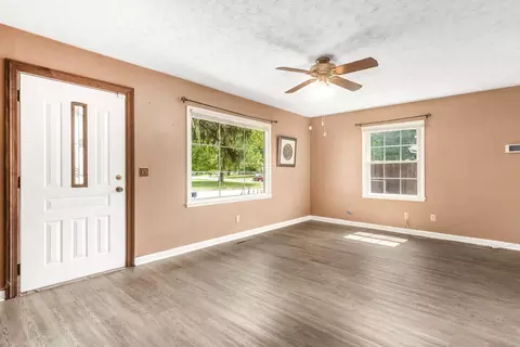 Living - 4595 Annhurst Rd, Columbus, OH 43228 photo 3 of 6