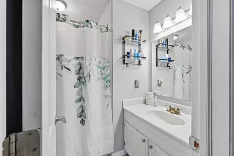 Bath - 6966 Tralee Dr, Dublin, OH 43017 photo 3 of 3