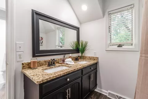 Bath - 8475 Gullane Ct, Dublin, OH 43017 photo 3 of 5