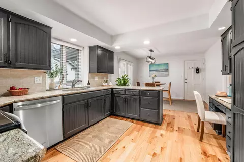 Kitchen - 8475 Gullane Ct, Dublin, OH 43017 photo 5 of 7