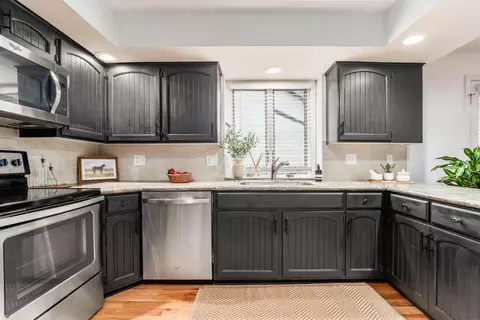 Kitchen - 8475 Gullane Ct, Dublin, OH 43017 photo 4 of 7