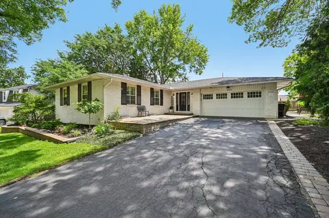 857 Lookout Point Dr, Columbus, OH 43235
