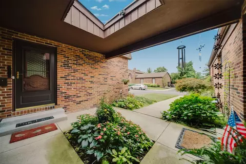 4231 Chaucer Ln, Columbus, OH 43220