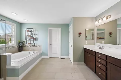 Bath - 727 Regency Bnd, Delaware, OH 43015 photo 2 of 10