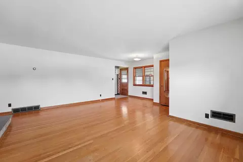 Living - 993 Lynwood Ave, Circleville, OH 43113 photo 4 of 5